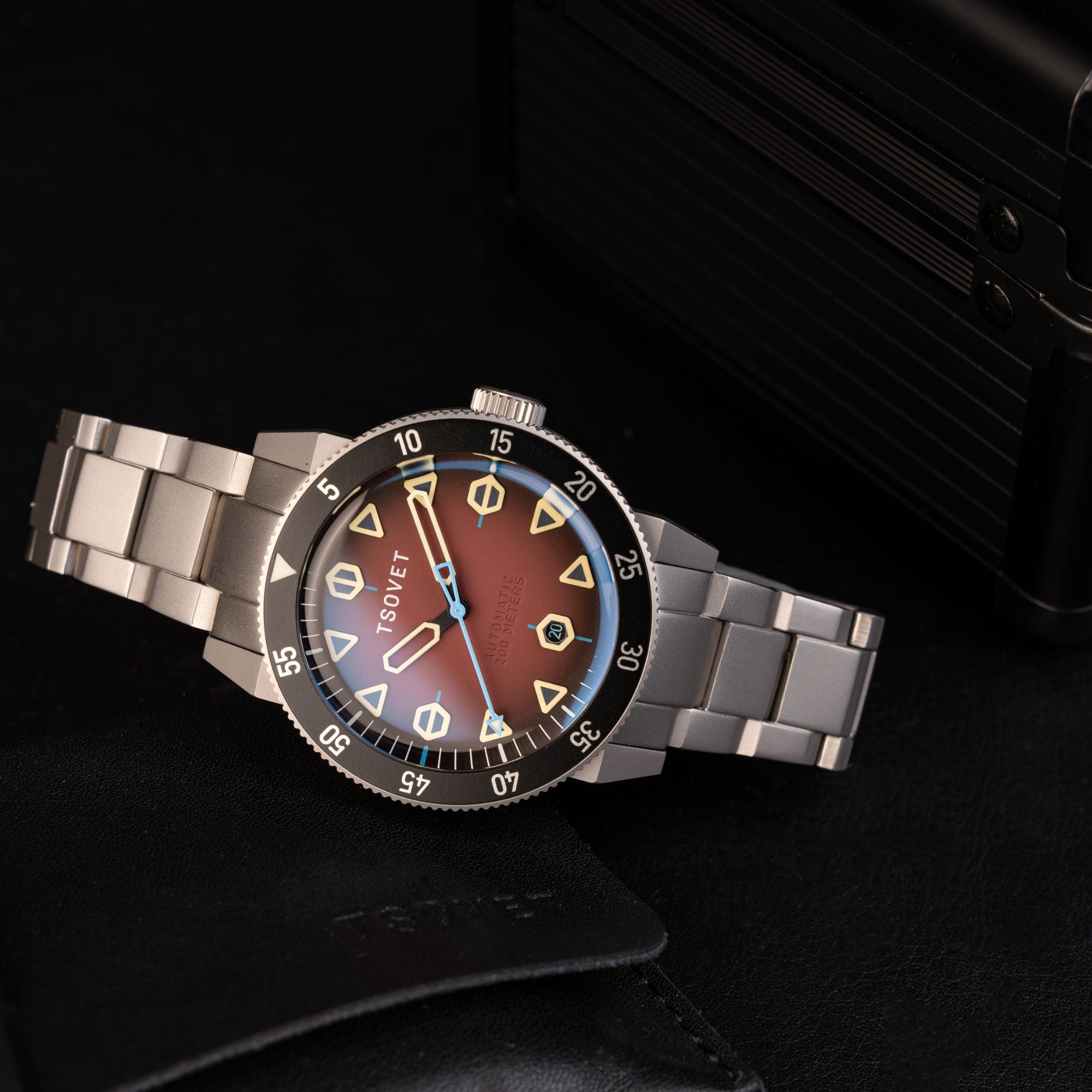 JMT - DW Global Explorer II Red / Stainless Steel | Red Dial