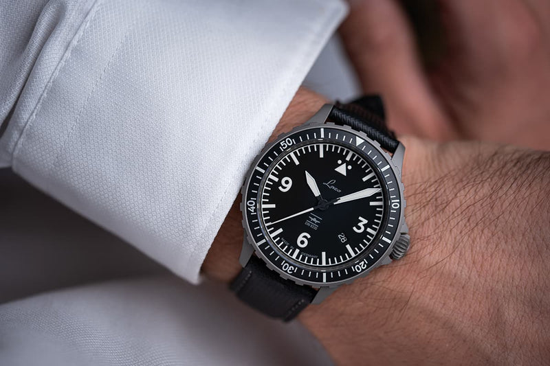 Hamburg DIN 8330 | Black Dial