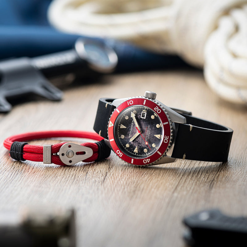 Wreck Red Ring & Gray / Leather | Black Dial