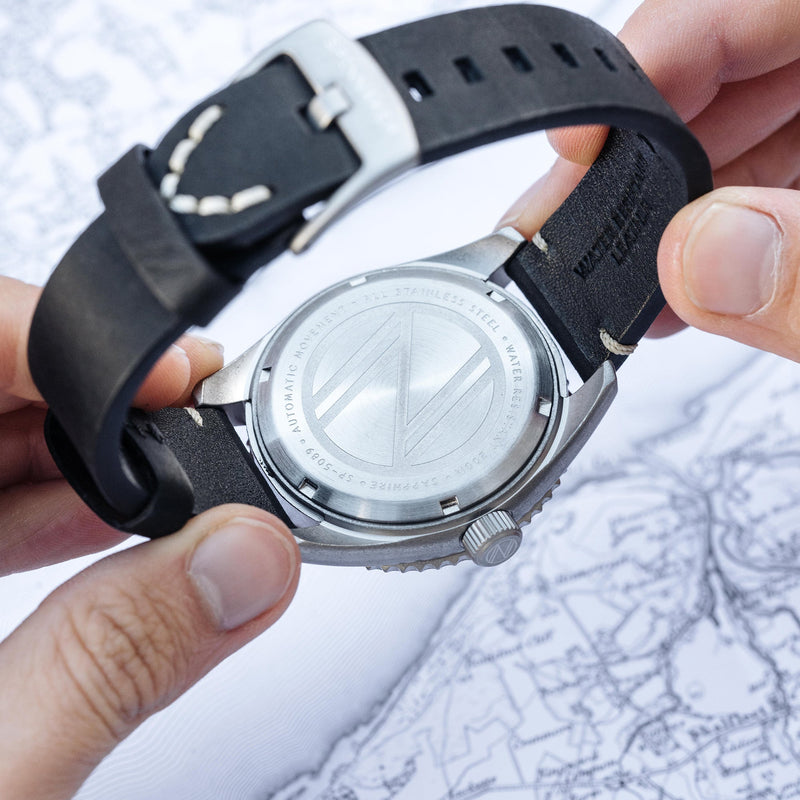 Wreck Red Ring & Gray / Leather | Black Dial