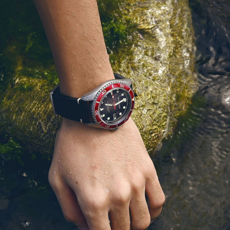 Wreck Red Ring & Gray / Leather | Black Dial