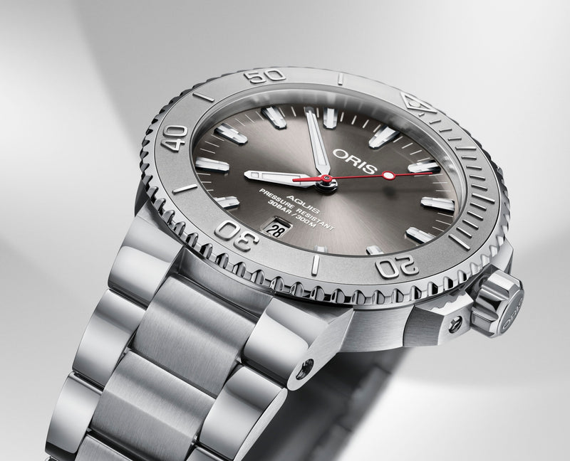 Aquis Date Relief Grey / Stainless Steel |  Dial