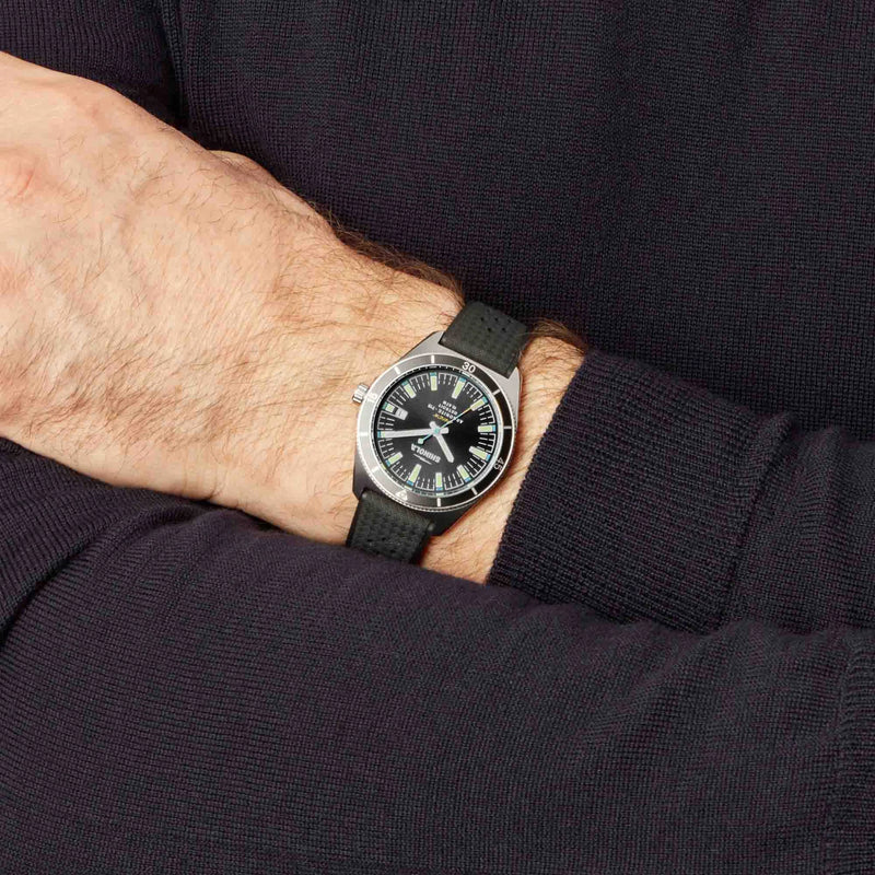 The Duck 40mm Black | Black Dial